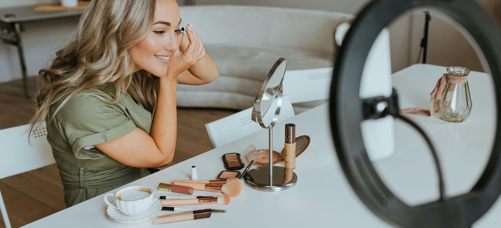 Kosmetyki napędzają influencer marketing w Polsce. 215 mln zł budżetu w pół roku